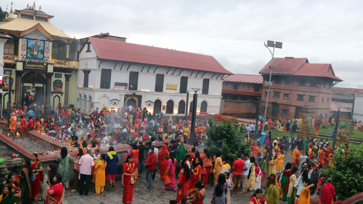 साउने सोमबार : पशुपतिनाथलगायत देशभरका शिवालयमा भक्तजनको घुइँचो