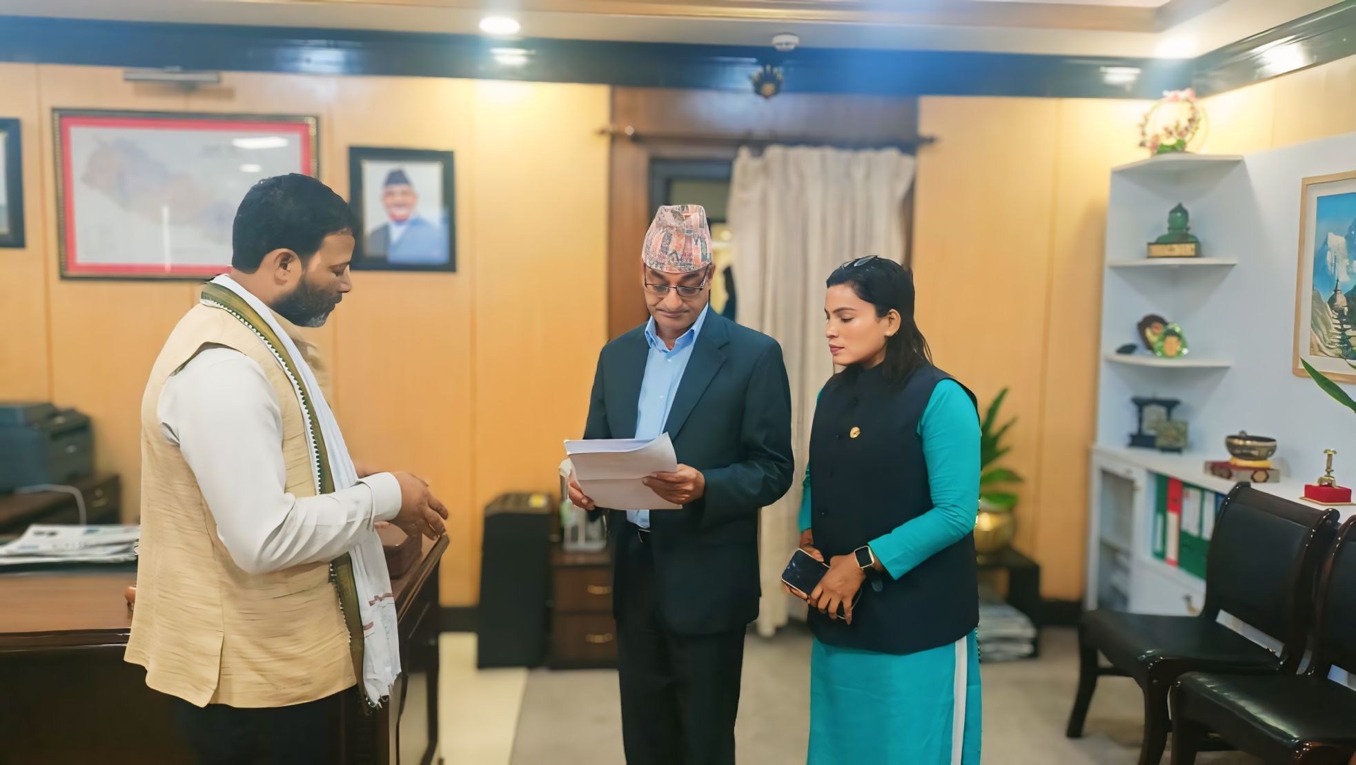 घुसखोरी र कमिसनको खेल बन्द गर्न माग गर्दै आजपाले बुझायो गृहमन्त्री लेखकलाई ज्ञापनपत्र