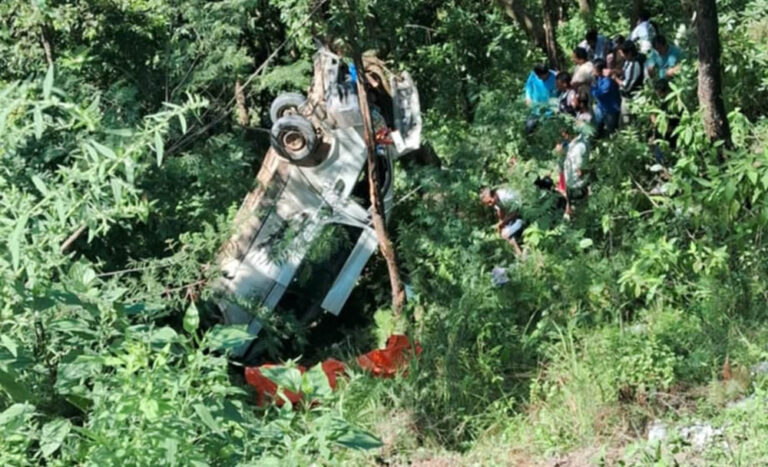 पोखरा जाँदै गरेको माइक्रोबस नुवाकोटमा दुर्घटना, १२ जना घाइते