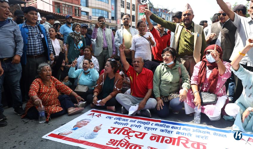 दुर्गा प्रसाईंका समर्थकहरूकाे माइतीघर मण्डलामा प्रदर्शन