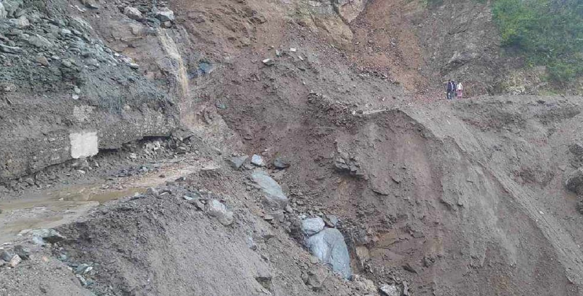 पहिरो खस्दा कर्णाली राजमार्ग बिहानैदेखि बन्द