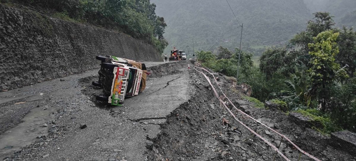 नारायणगढ-मुग्लिङ्ग सडककाे ९ किलोमा सडक भाँसियो