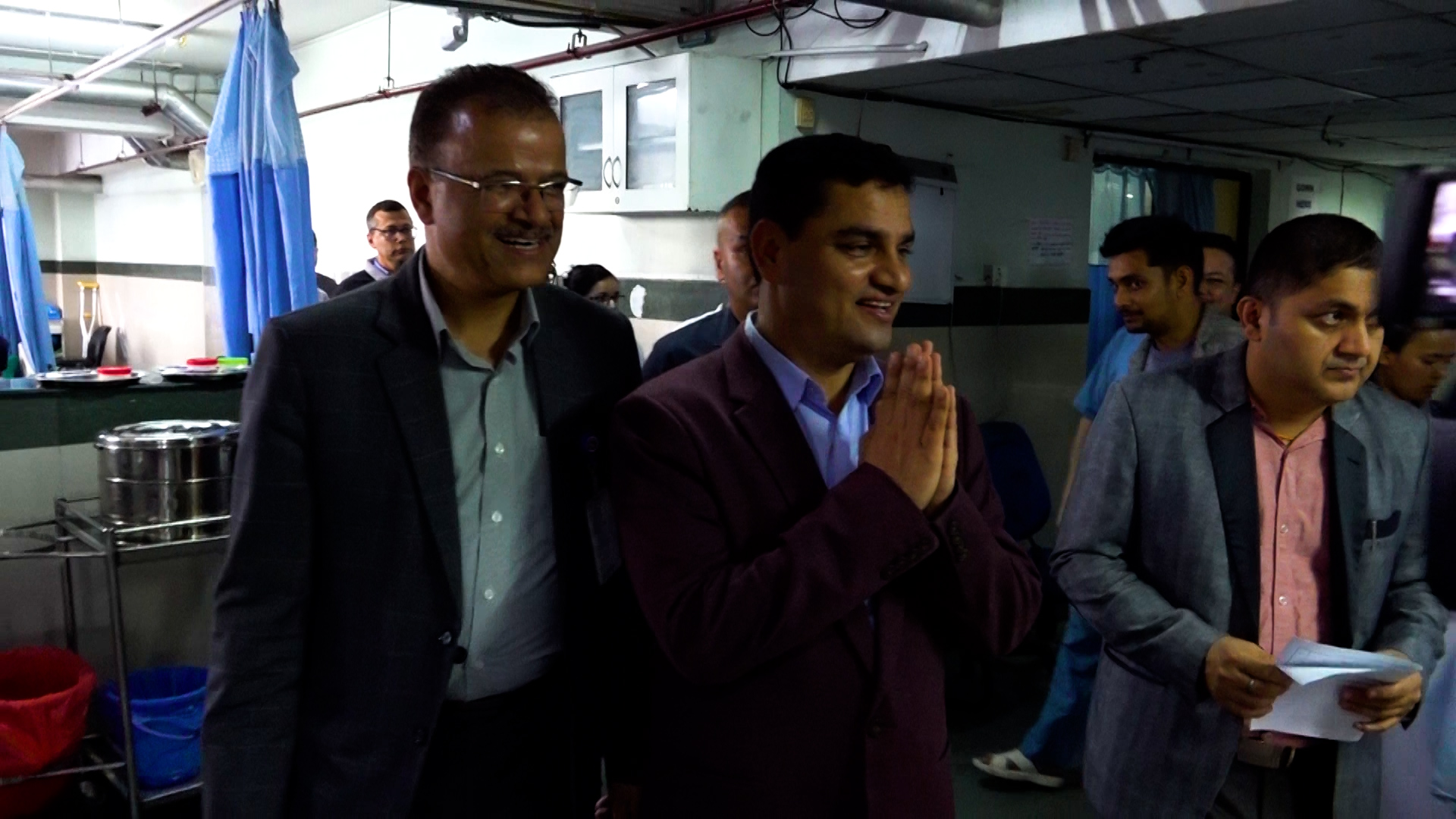 घाइतेहरुको स्वास्थ्य अवस्था बारे जानकारी लिन स्वास्थ्य मन्त्री वीर अस्पतालमा’