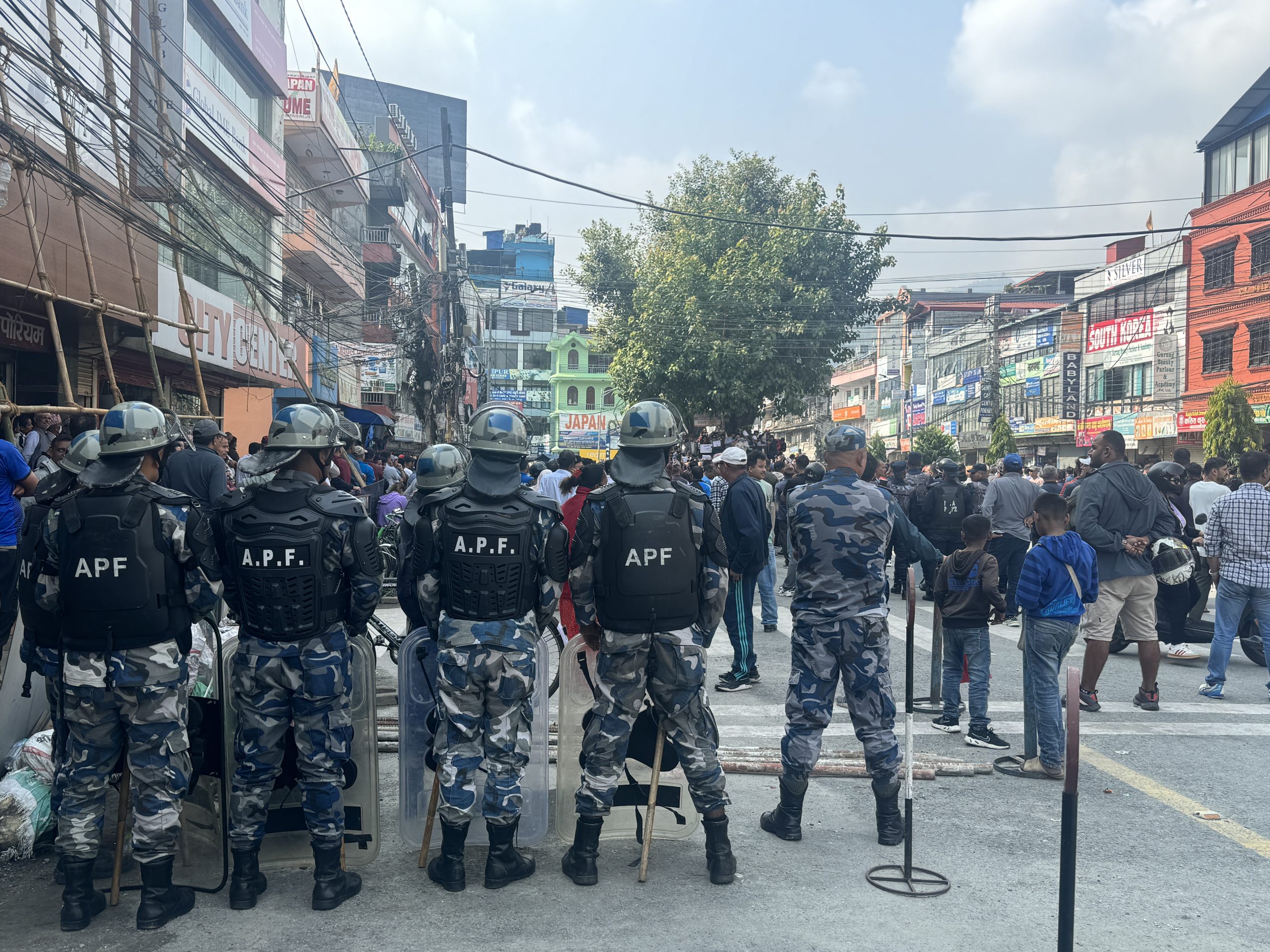 निषेधाज्ञाबीच पोखरामा रास्वपाको प्रदर्शन, प्रहरीसँग धकेलाधकेल