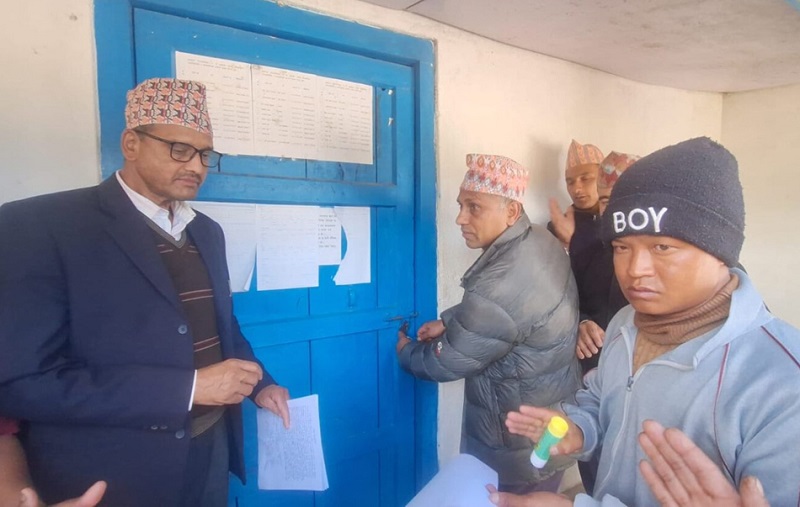 खोटाङको साकेला–४ का वडाध्यक्ष अमेरिकामा, वडा कार्यालयमा ताला