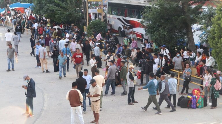 दशैं मनाउन ६३ हजारले काठमाडौं  छोडे