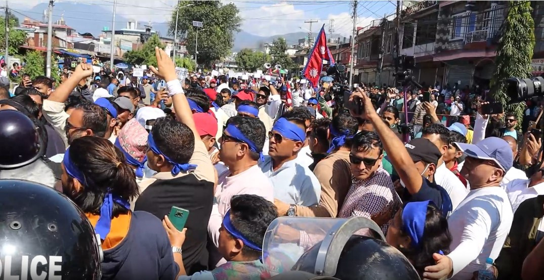 पोखरामा रवि समर्थकले निषेधित क्षेत्र तोड्न खोजेपछि प्रहरीद्वारा अश्रुग्यास प्रहार