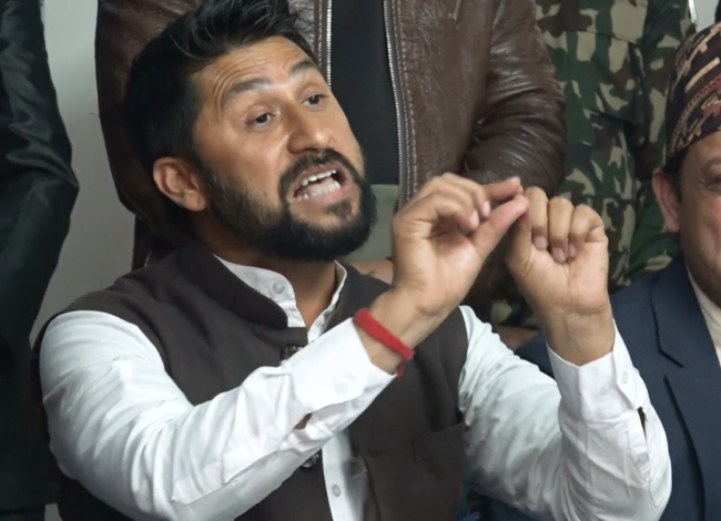 एमालेको झण्डा जलाएको विषयमा रवि लामिछानेले २४ घण्टाभित्र स्पष्टीकरण दिनुपर्ने