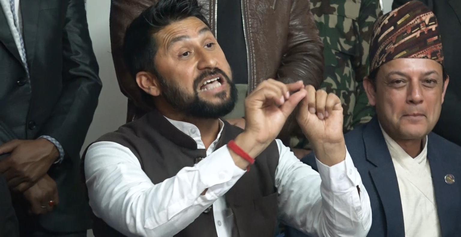 एमालेको झण्डा जलाएको विषयमा रवि लामिछानेले २४ घण्टाभित्र स्पष्टीकरण दिनुपर्ने