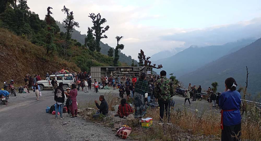 बागलुङमा बस दुर्घटना हुँदा २१ जना घाइते