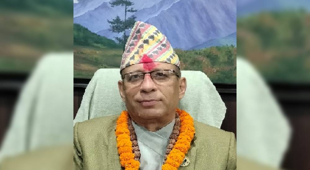 राजीनामा दिँदै कोशी सरकारका मन्त्री अधिकारी