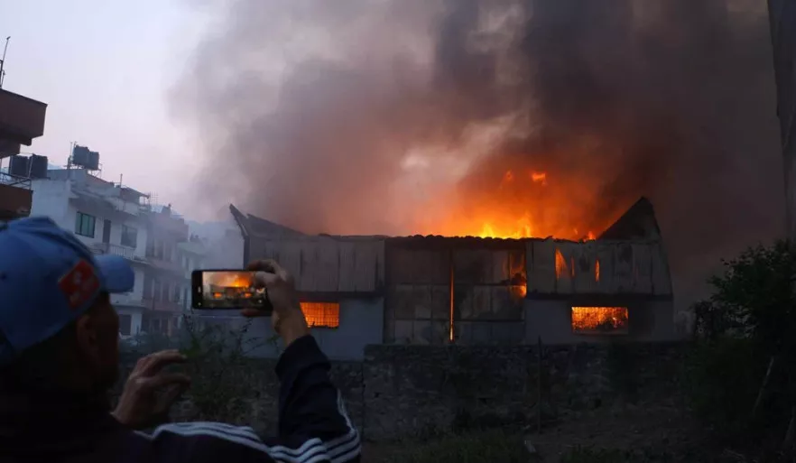 चाबहिलमा काठ गोदाममा आगलागी, निभाउन खटिए ४ दमकल