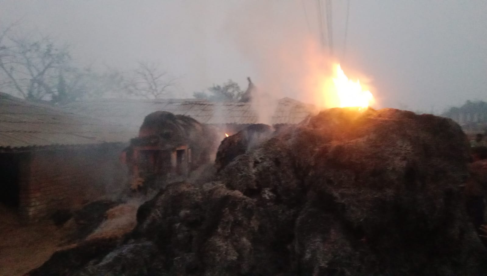 सडक विस्तारको नाममा प्रहरीद्धारा स्थानीयको घरमा तोडफोड, आगजनी र कुटपिट