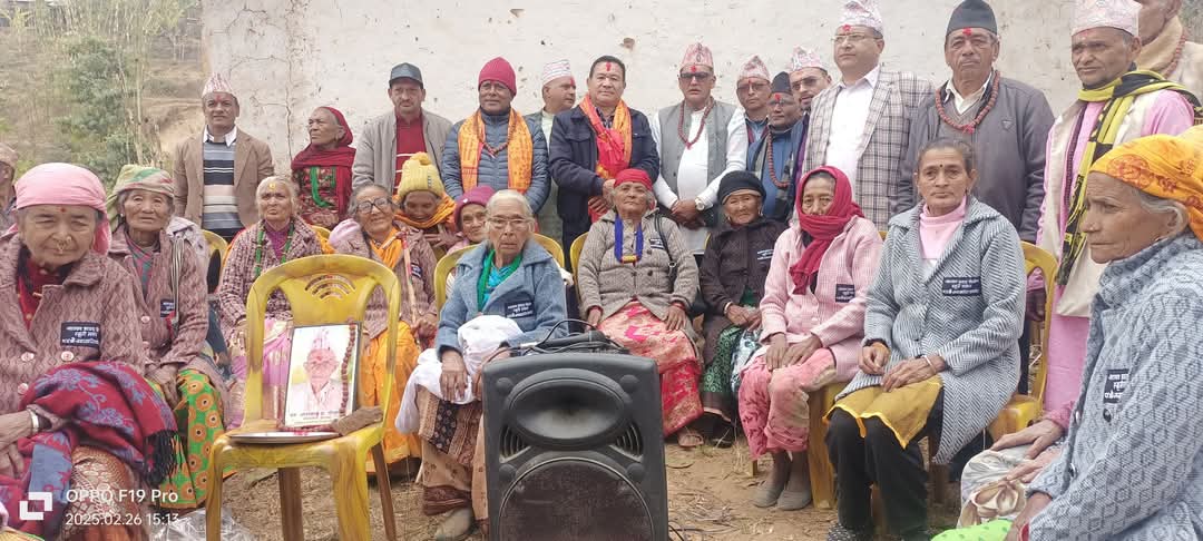 नारायणप्रसाद पोखरेल स्मृति समाजद्वारा एकल महिलाहरुलाई  ज्याकेट वितरण