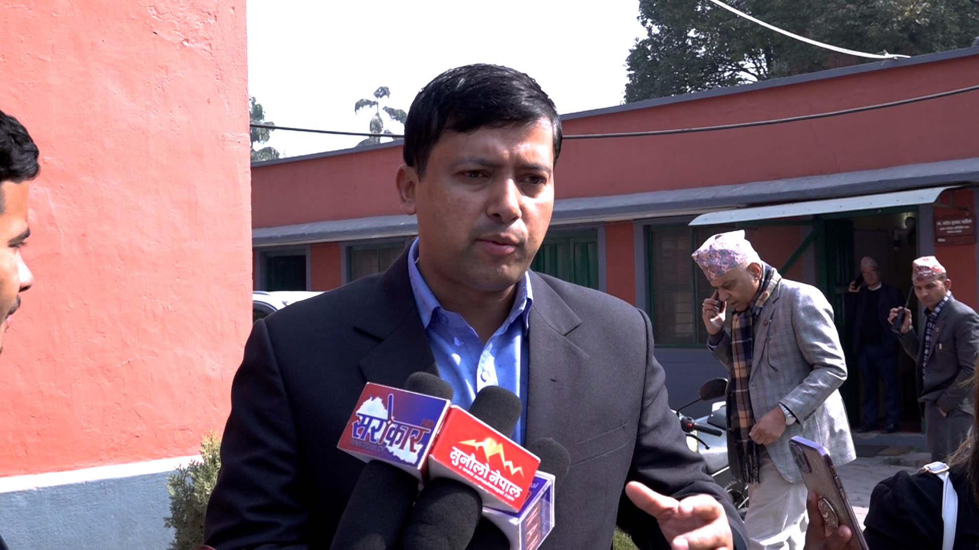 एमाले संसदीय दलको कार्यालयमा सत्तारुढ दलका प्रमुख सचेतकहरुको बैठक