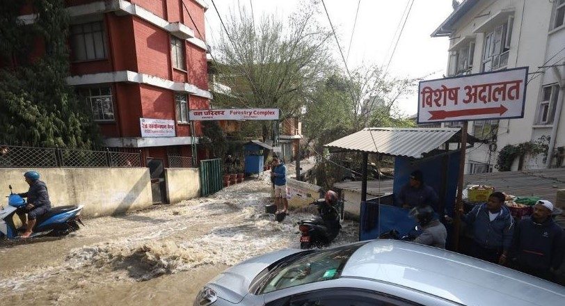 खानेपानीको पाइप फुट्दा बबरमहलमा बाढी, डुबानमा सरकारी कार्यालय