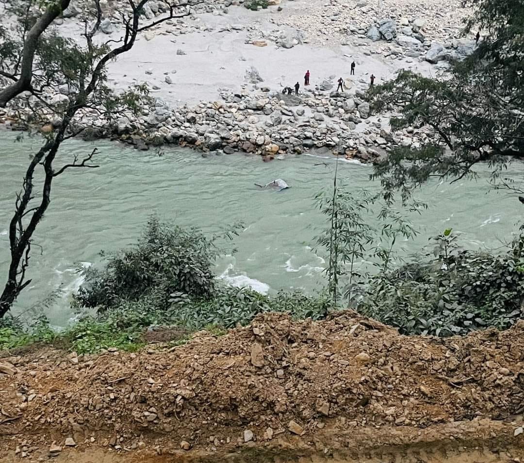 कोइला बोकेको ट्रक त्रिशूलीमा खस्यो