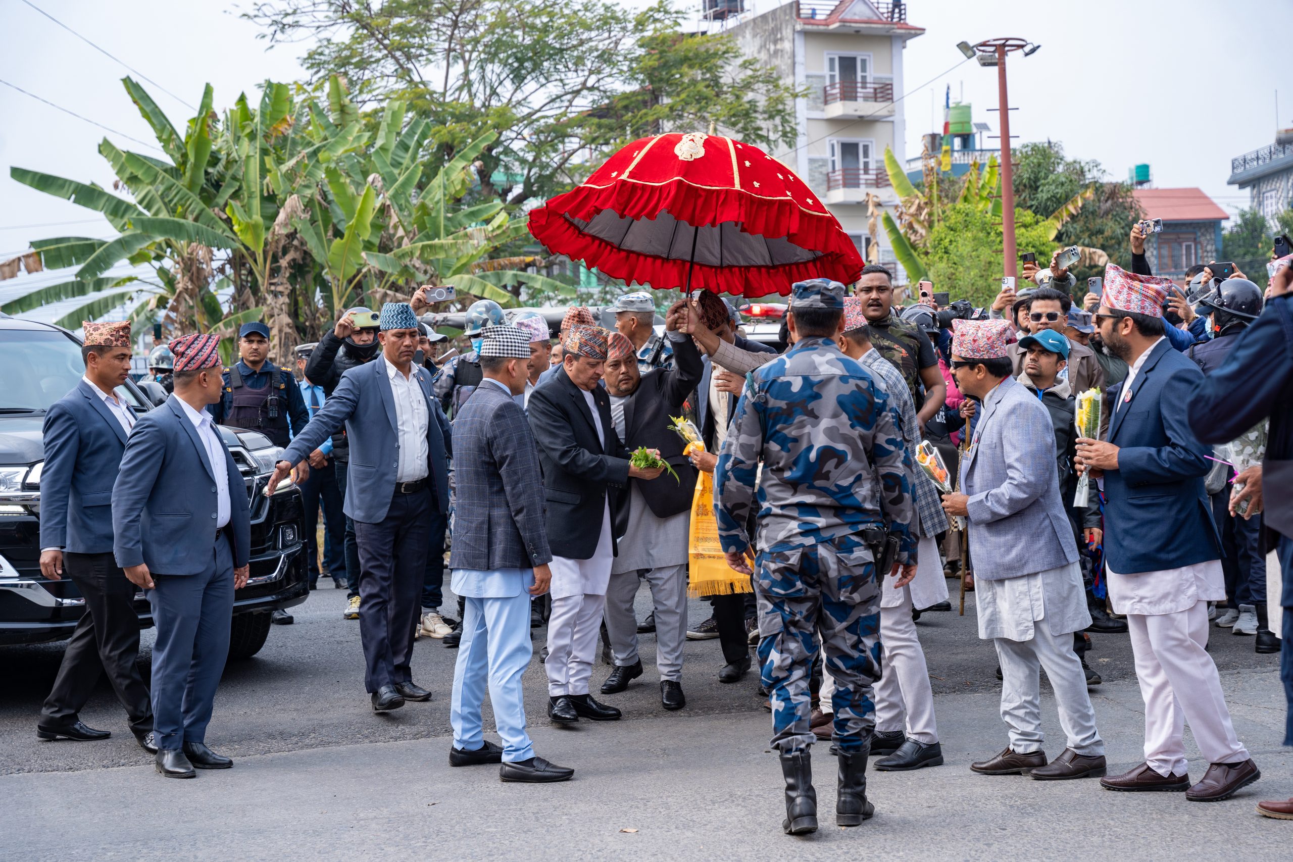 पूर्वराजा ज्ञानेन्द्र काठमाडौंमा, समर्थकको भीडले स्वागत गर्यो