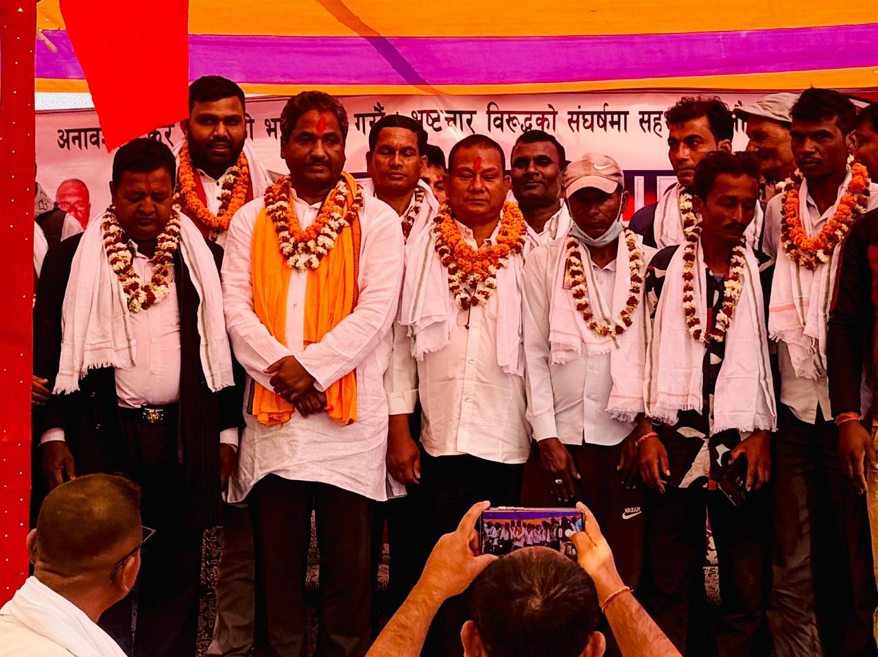 देश बचाउन र भ्रष्ट नेतालाई ठेगान लगाउन जनता सडकमा आउनुको विकल्प छैन् : प्रभु साह