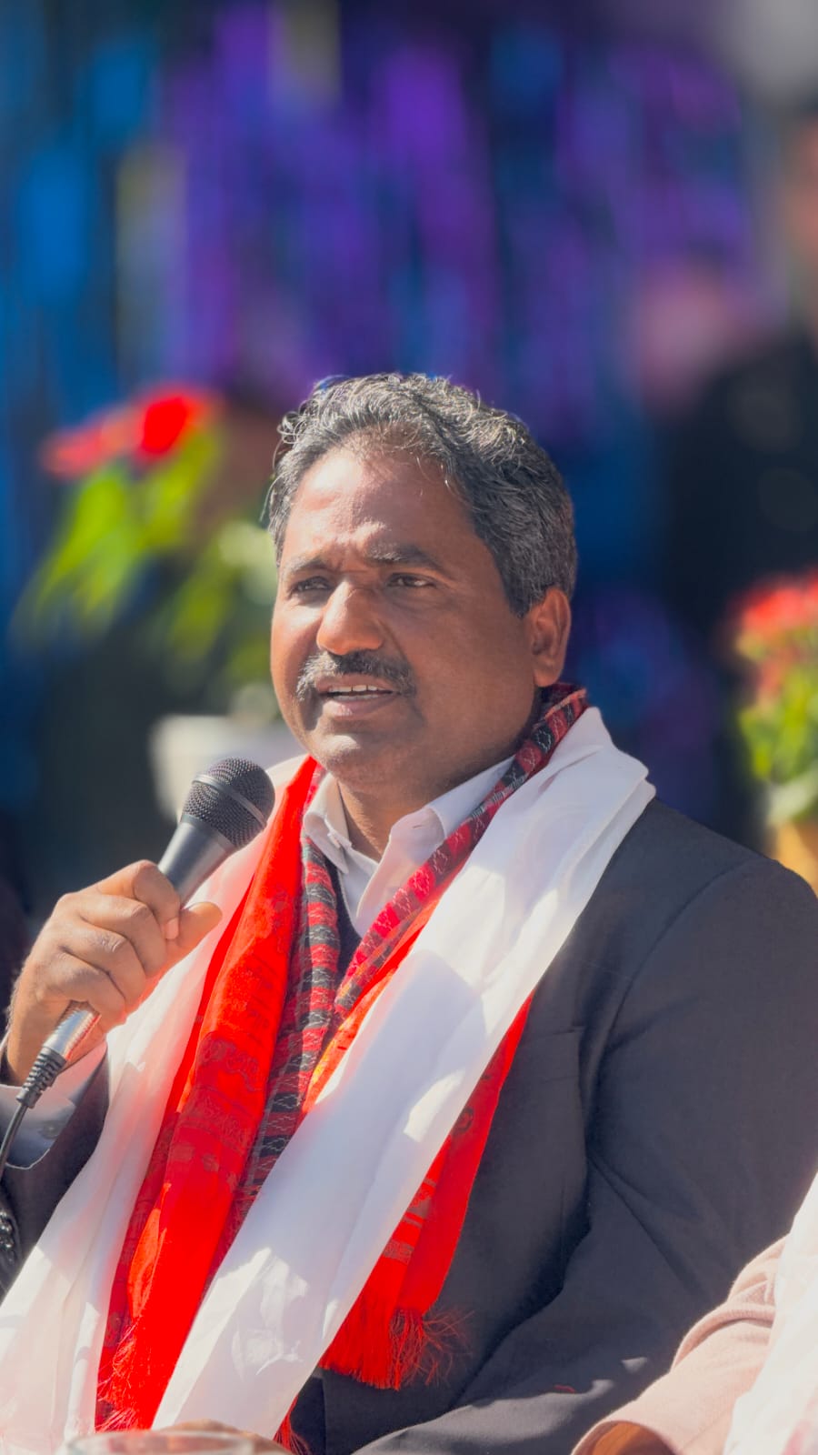 प्रभु साहको प्रश्न, ‘सरकारले नेपाल एयरलाईन्सलाई डुबाएर कसलाई सेवा गर्न चाहेको हो ?’