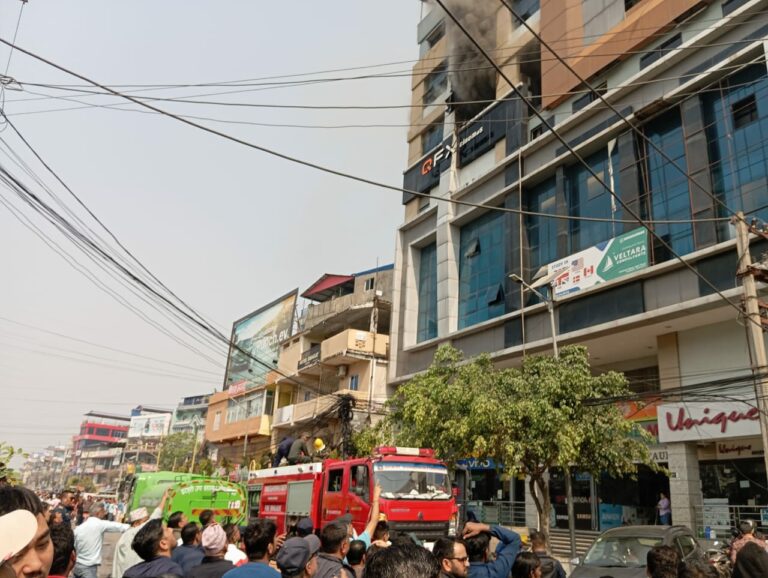 इटहरीस्थित सेन्टर प्लाजामा आगलागी उद्धारका लागि सेनाको हेलिकोप्टर परिचालन