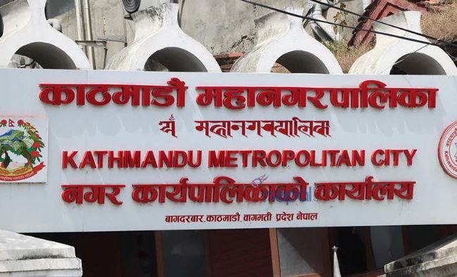 दुईपाङ्ग्रे एम्बुलेन्स सेवा सञ्चालन गर्दै कामपा