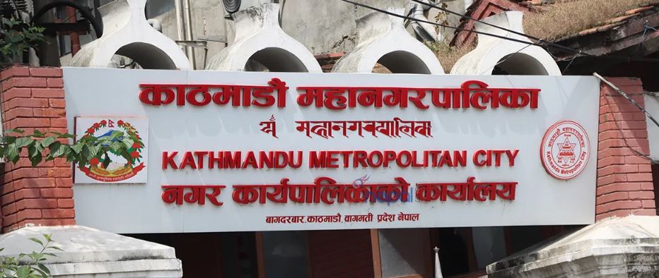 दुईपाङ्ग्रे एम्बुलेन्स सेवा सञ्चालन गर्दै कामपा