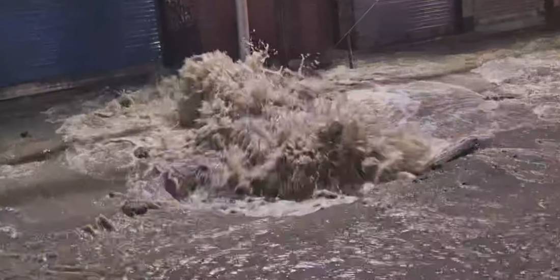 थापाथलीमा मेलम्चीको पाइप फुट्यो, सडक अवरुद्ध