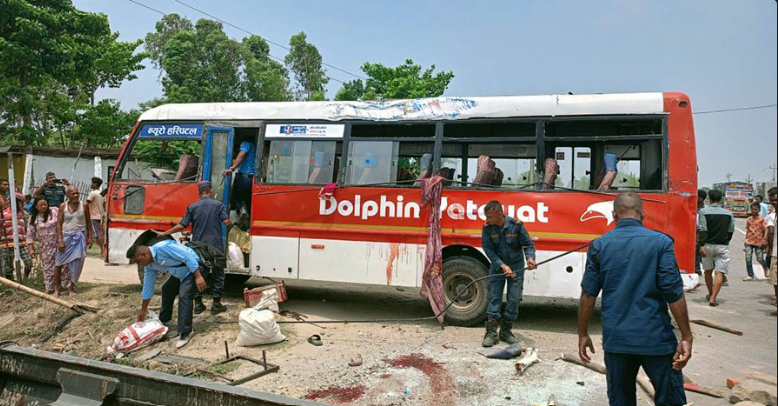 सप्तरीमा बस दुर्घटना हुँदा २ जनाकाे ज्यान गयाे, २४ बढी घाइते