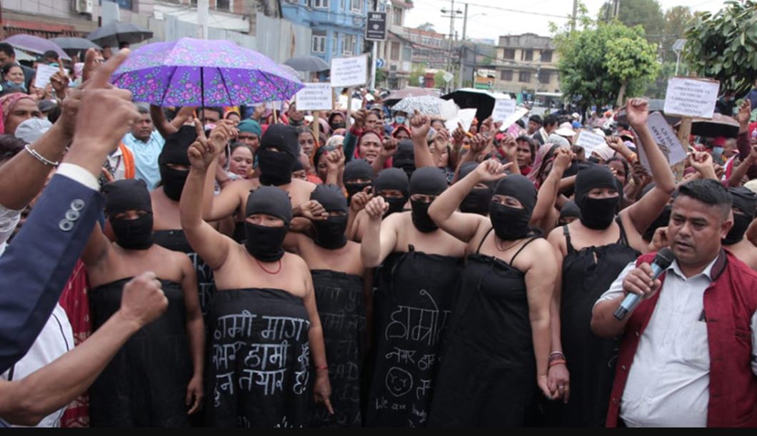 अर्धनग्न भएर माइतीघरमा सहकारी पीडितले गरे प्रदर्शन