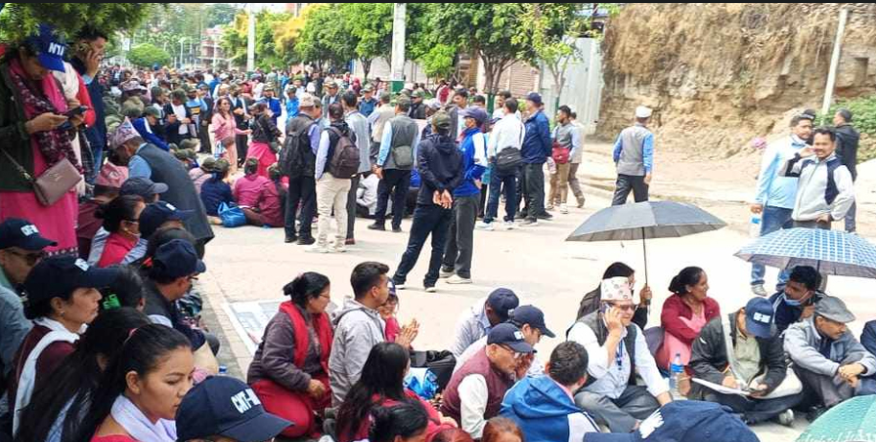 शिक्षकहरूको आन्दोलन जारी, सडकमै बसेरै प्रदर्शन गर्दा सवारी आवागमन प्रभावित