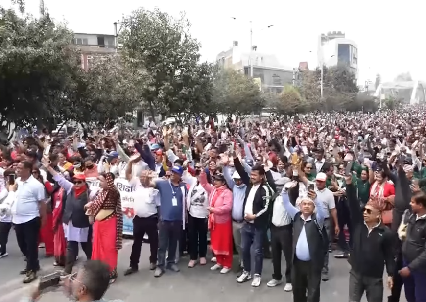 शिक्षकहरुले दिउँसै टर्च बालेर काठमाडौंमा प्रदर्शन
