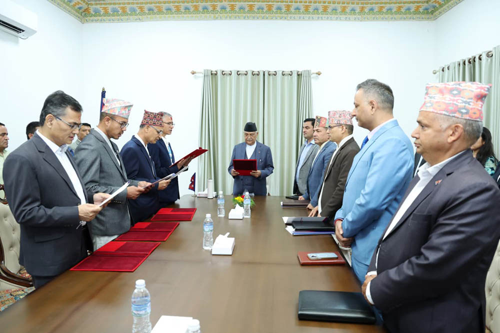 प्रधानमन्त्रीसमक्ष चार स्वास्थ्य विज्ञान प्रतिष्ठानका उपकुलपतिको सपथ