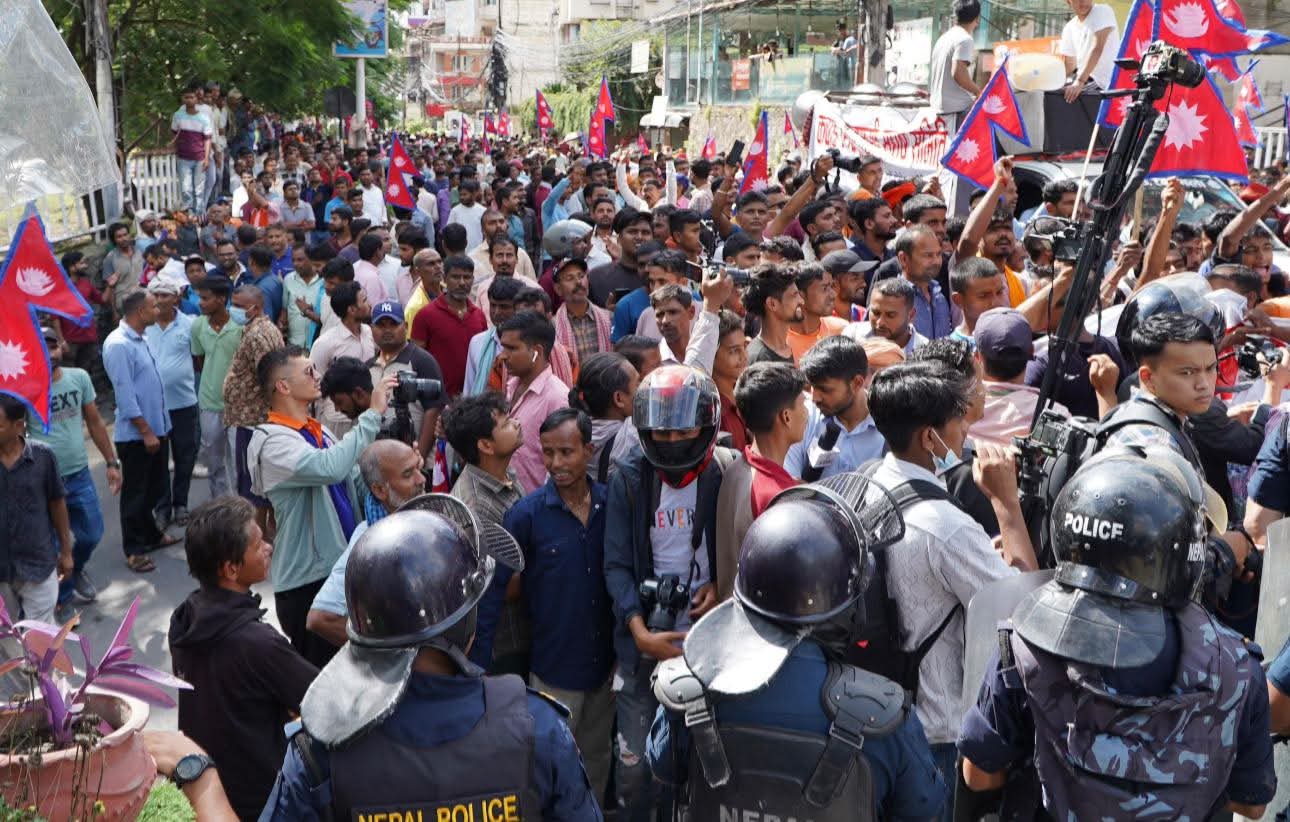 बालेन बिरुद्ध आन्दोलनमा उत्रिए कबाड व्यवसायी, घेराउ गरे महानगरको कार्यालय