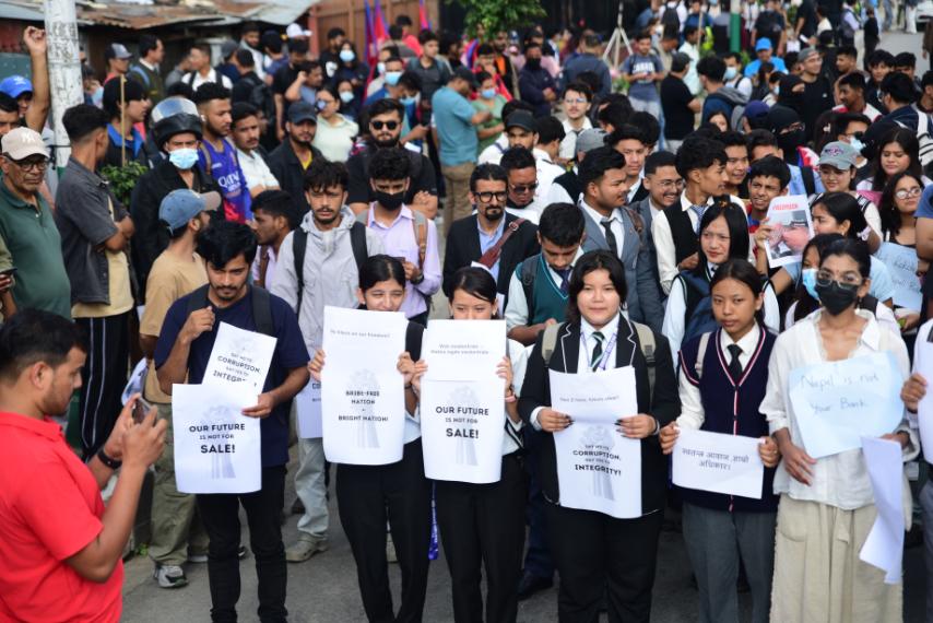 स्कुल, कलेज छाडेर सडकमा उत्रिए जेनजी