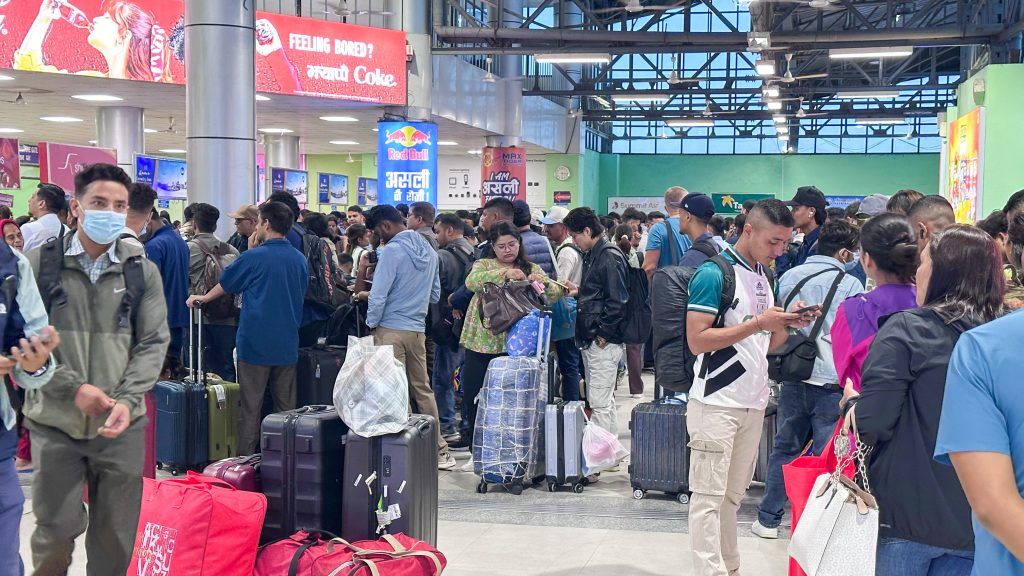 बाढी-पहिरोले सडक अवरुद्ध हुँदा दसैंमा जान समस्या, एयरपोर्टमा यात्रुहरूको चाप