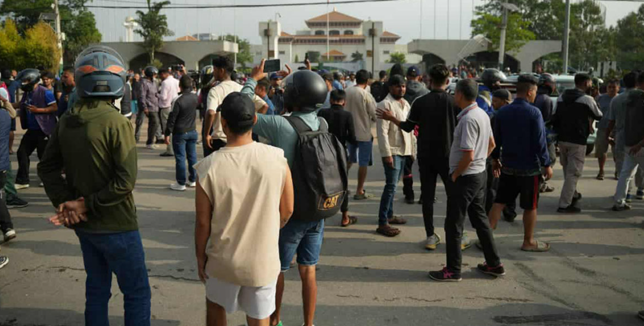संसद भवन अगाडि बिहानैदेखि युवाहरुकाे भेला