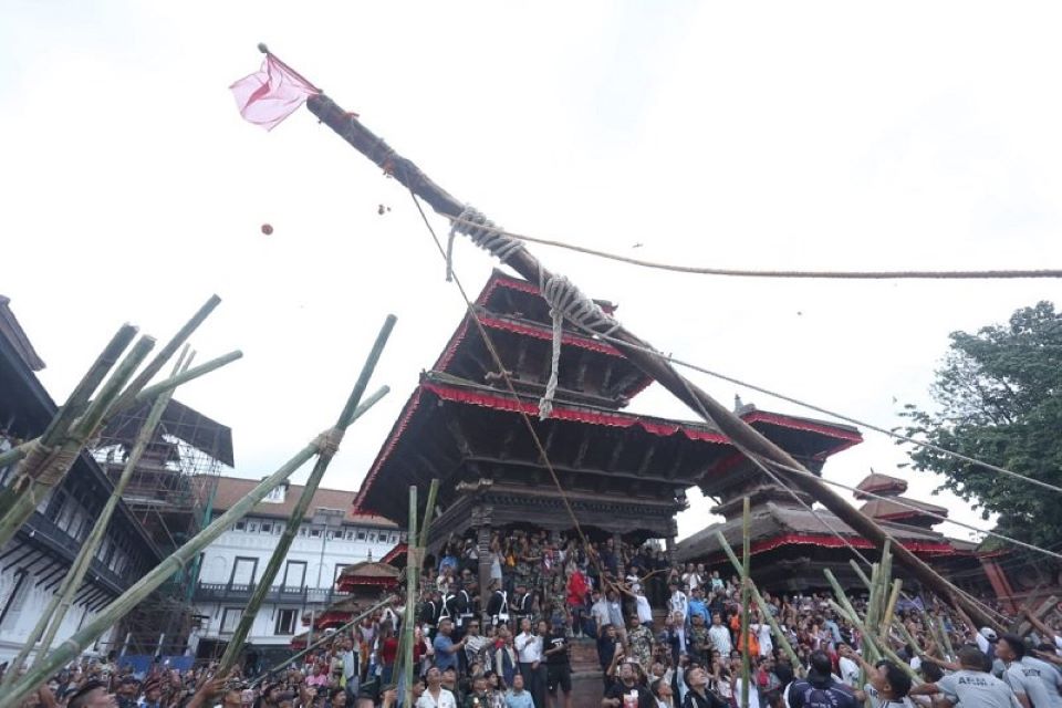 हनुमानढोकामा लिङ्गो ठड्याएसँगै काठमाडाैंकाे प्रसिद्ध इन्द्रजात्रा शुरू