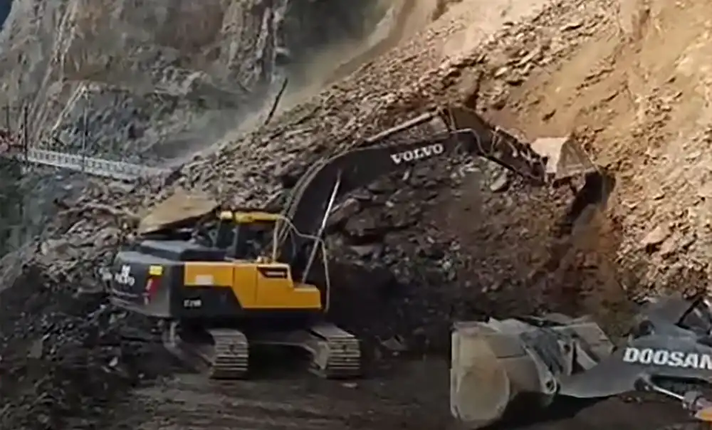 मुग्लिन नारायणगढ सडकको पहिरो हटाउने कार्य शुरु