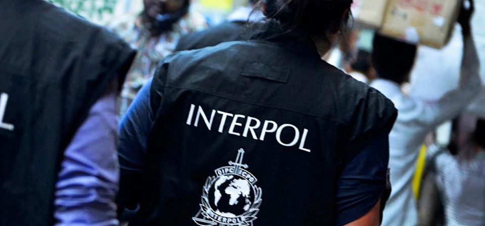 रेड नोटिस जारी भएकी महिला युएईबाट पक्राउ