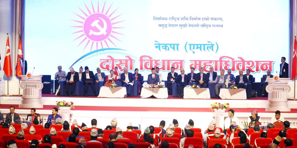 एमालेको नेतृत्वमा अध्यक्ष ओलीको विकल्प नभएको प्रतिवेदन पेस