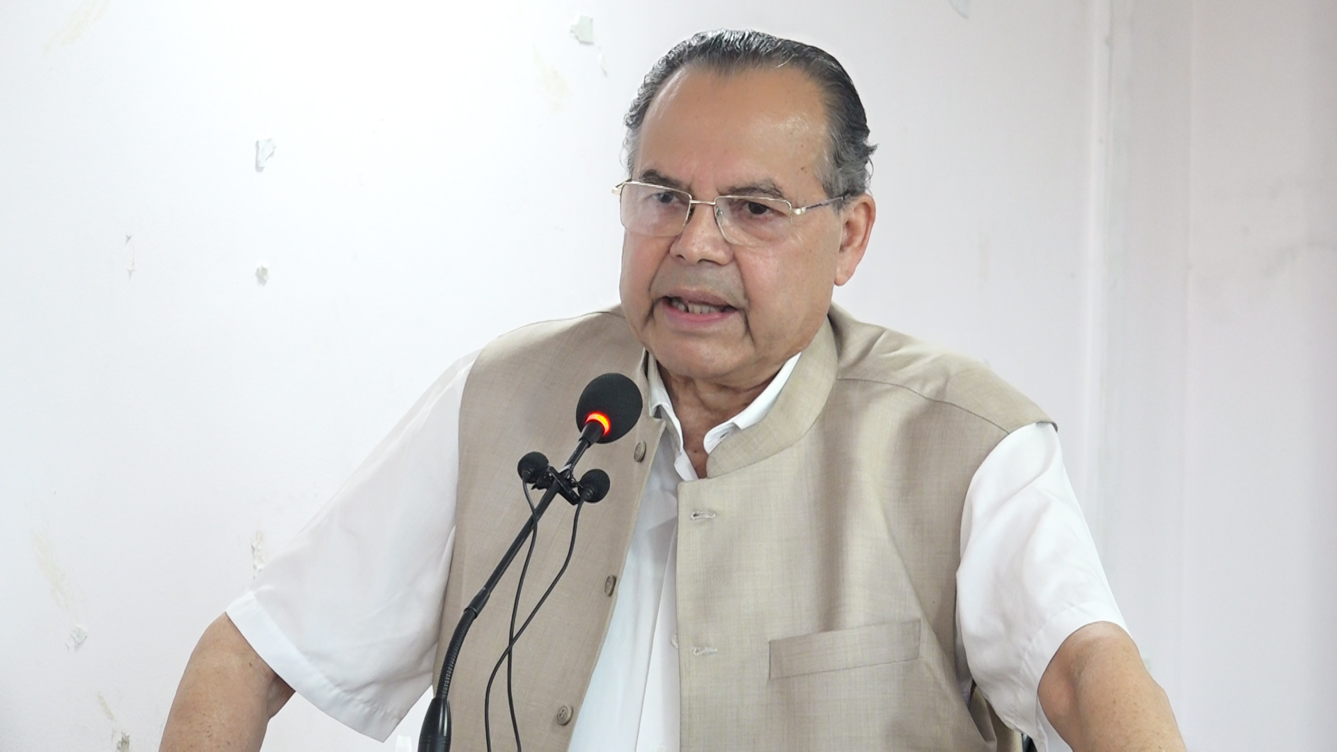 झलनाथ खनालले केन्द्रीय समिति बैठकमा माधव नेपालको राजीनामा मागे