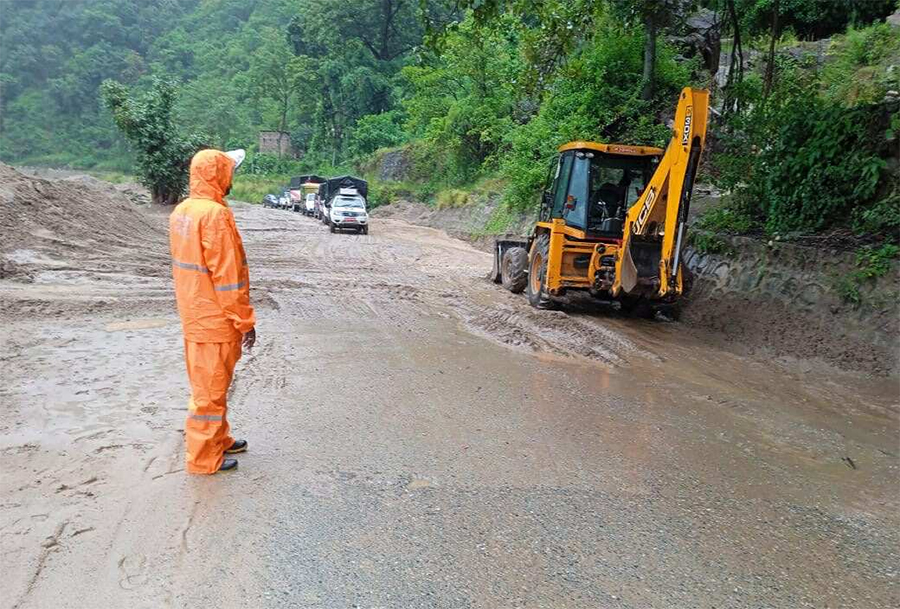 रोशी खोलाले बीपी राजमार्गको झण्डै एकदर्जन स्थानमा कटान