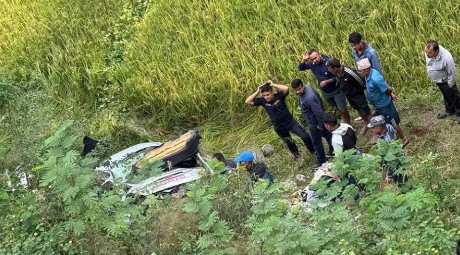 कार पल्टिँदा श्रीमानको ज्यान गयो, श्रीमती र छोरा घाइते