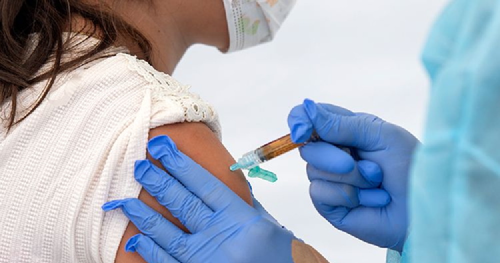 बाजुरामा एक हजार आठ सय किशोरीलाई पाठेघर मुखको क्यान्सरविरुद्ध खोप लगाइँदै