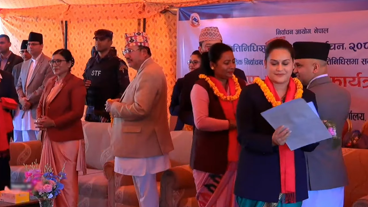 समानुपातिकतर्फ निर्वाचित सांसदहरूलाई प्रमाणपत्र वितरण