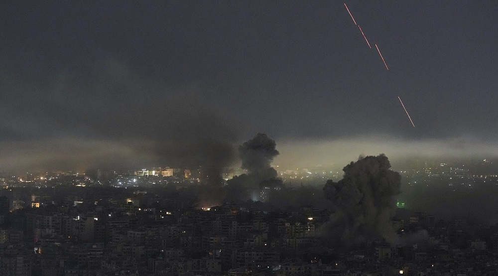 खाडीमा इरानी ड्रोन तथा क्षेप्यास्त्र प्रहार, तेल १०० डलर नाघ्यो