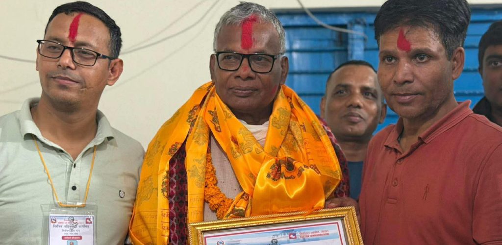 धनुषा-१ मा नेकपाका मातृका यादवले पाए निर्वाचित भएको प्रमाणपत्र