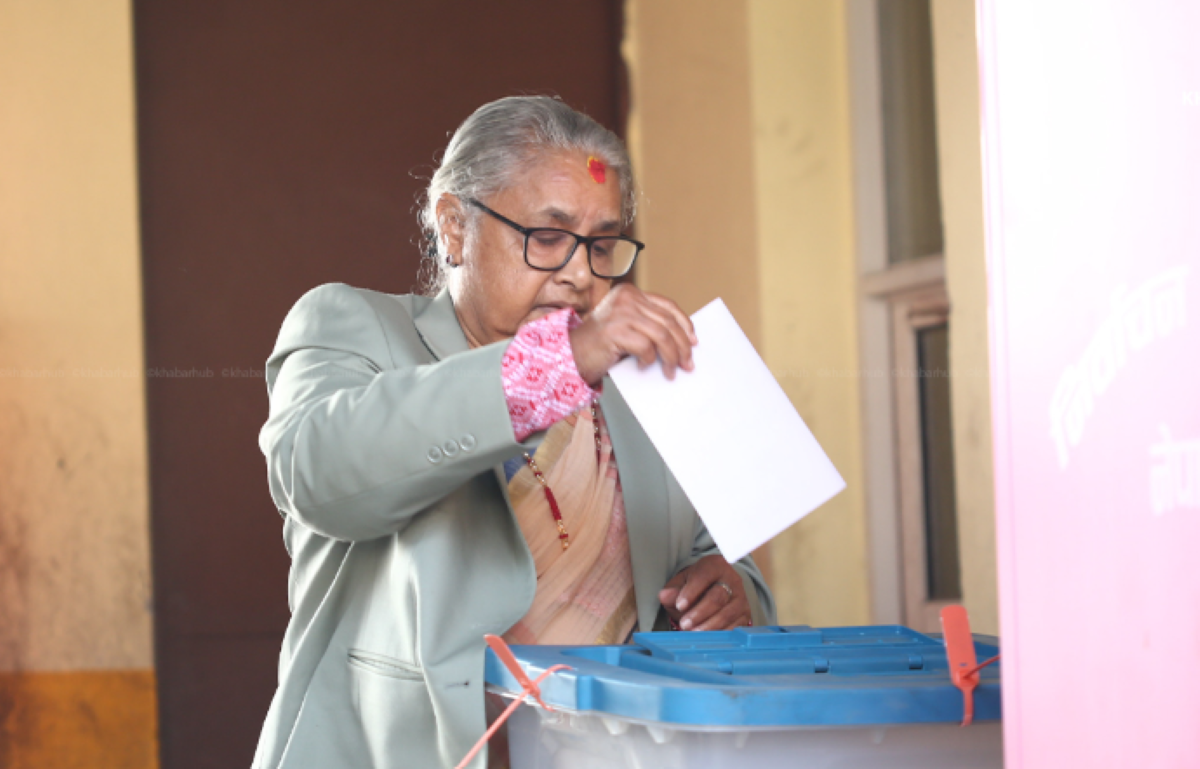 प्रधानमन्त्री कार्कीले धापासी मतदान केन्द्र पुगेर गरिन् मतदान