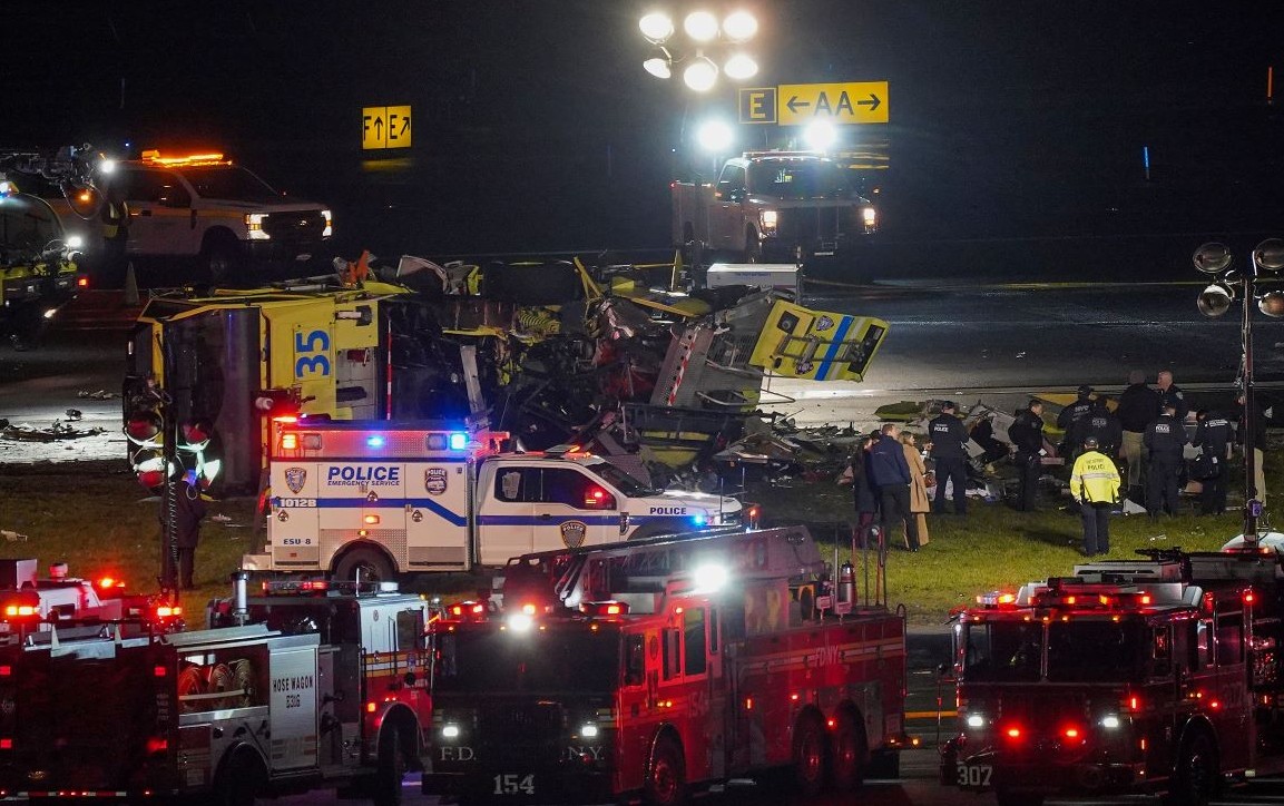 अमेरिकामा दमकलसँग ठोक्कियो विमान